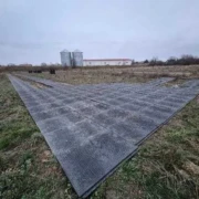 Pronájem pojezdových desek Brno – rychlá instalace bez poškození terénu